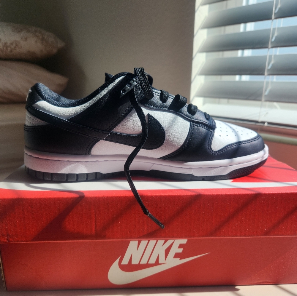 W Nike Dunk Low (White/Black sz7 Women Sz 5.5 Male)